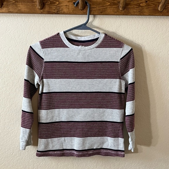 Old Navy Black and Gray Long Sleeve Tees 3 Pack Boy - Picture 4 of 8